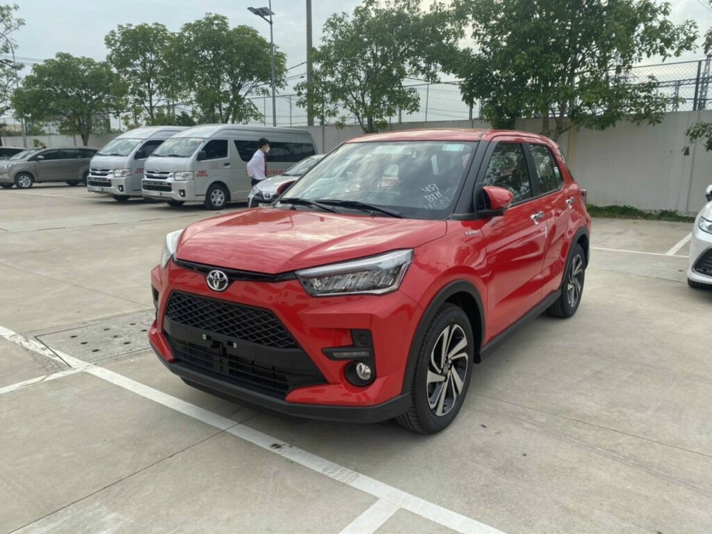 Toyota raize màu đỏ