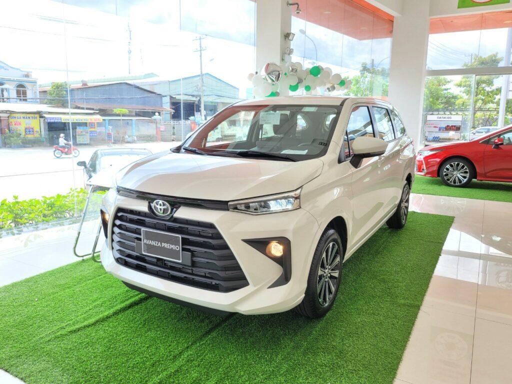Toyota Avanza số tự động màu trắng