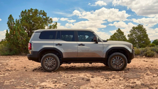 Hông xe Toyota Prado 2025